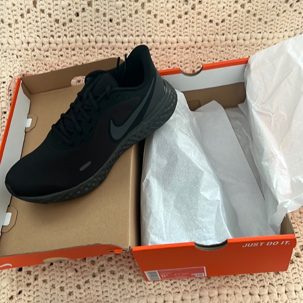 Brand New Men’s Nike Revolution 5 Sneakers Size 8.5